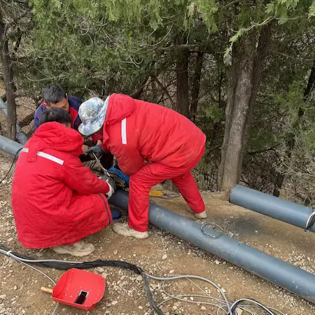 Soldadura de tuberías químicas al aire libre